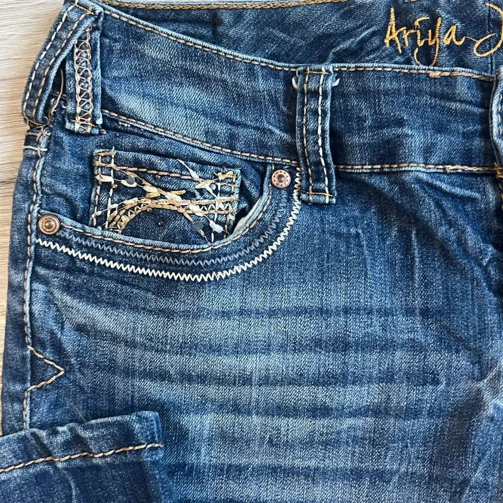 Stylish Women's Straight Leg Jeans in Dark Blue - Picture 3 of 6